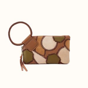 Sable Wristlet In Pebbled Leather - Timber Brown