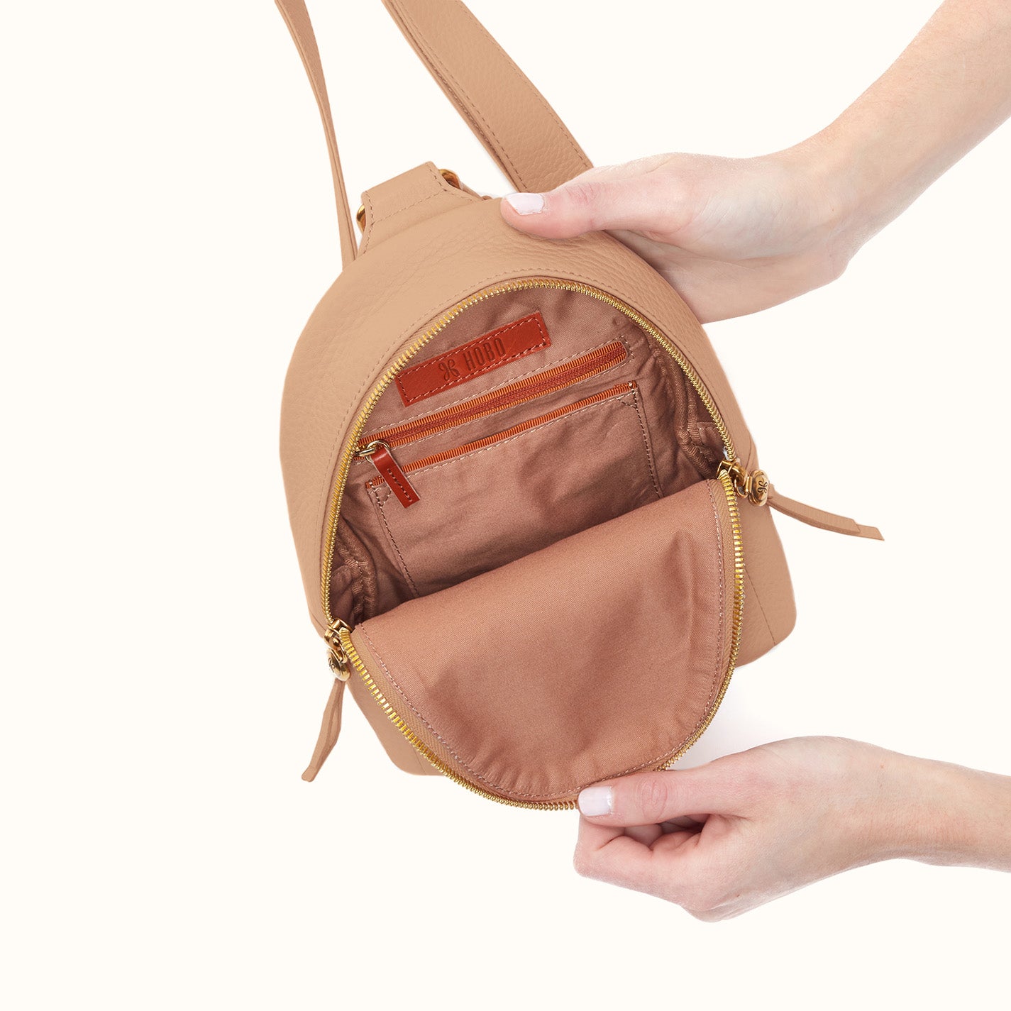 Fern Sling In Pebbled Leather - Sandstorm - Image 2